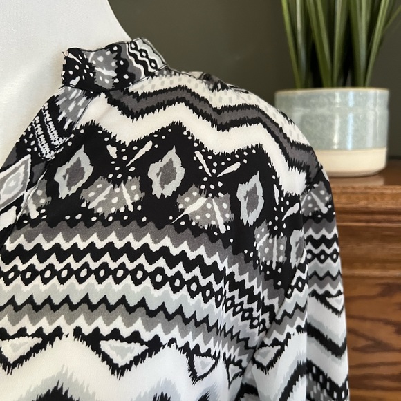 Almost Famous Black Geometric Print Belted Tribal Boho‎ Blouse Sz. XL Juniors - Picture 4 of 14